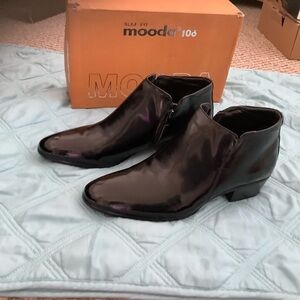Men’s Mooda black boots.